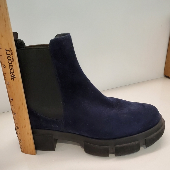 Triver Flight Navy Suede Lug Sole Ladies Chelsea Boot US Sz 8.5, EU 38 - Picture 3 of 10